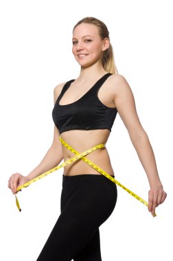 Diyet konseptinde santimetre olan genç bir kız.