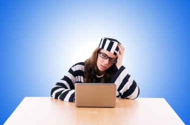 Dizüstü bilgisayar ile suç hacker