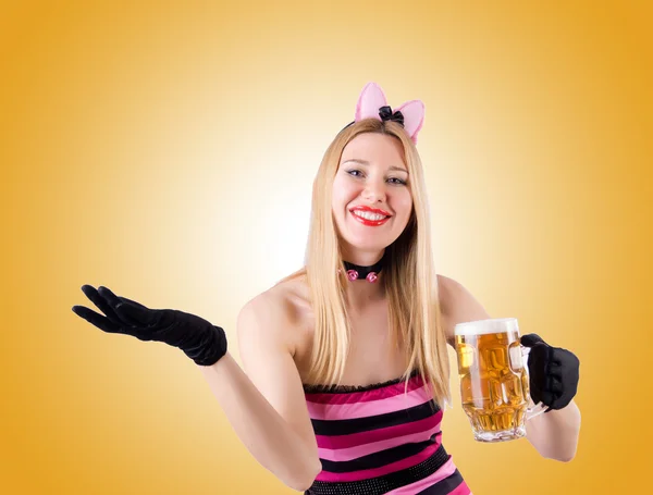 Giovane donna con birra — Foto Stock