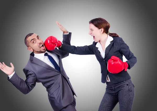 Büropaar kämpft gegen das Gefälle — Stockfoto