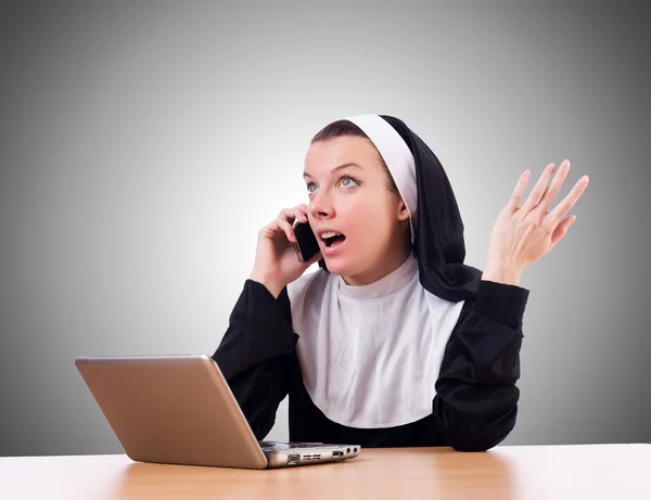 Nonne arbeitet am Laptop — Stockfoto