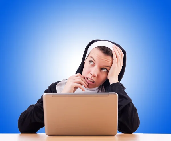 Dizüstü bilgisayarda çalışma Rahibe — Stok fotoğraf