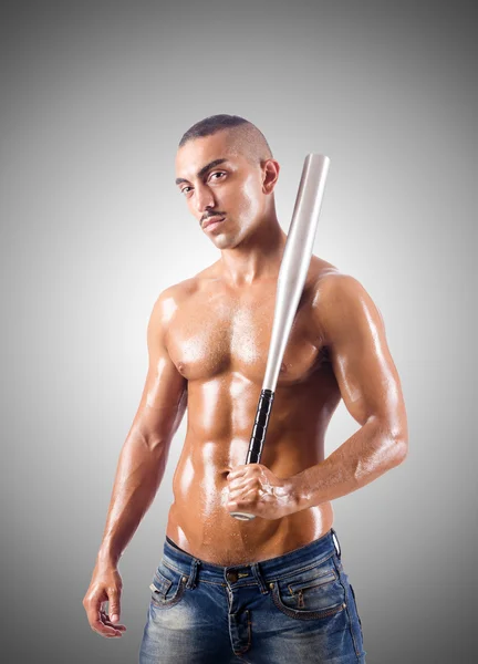 Uomo muscolare con mazza da baseball — Foto Stock