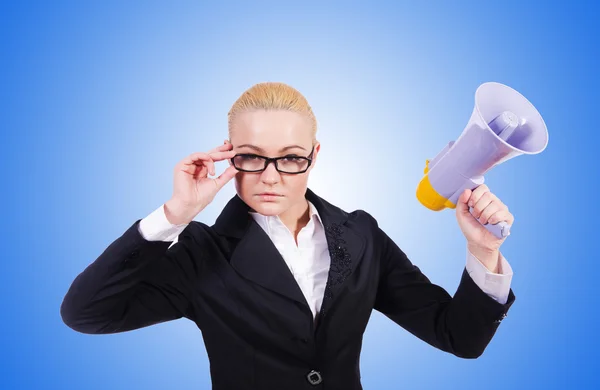 Vrouw zakenvrouw met luidspreker tegen het verloop — Stockfoto