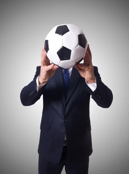 Empresario con pelota contra el gradiente — Foto de Stock