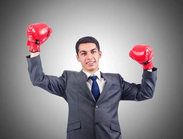 Jeune homme d'affaires avec gants de boxe — Photo