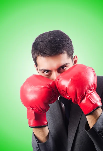 Jungunternehmer mit Boxhandschuhen — Stockfoto