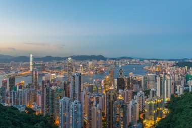 Gün batımında Hong Kong manzarası