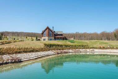 Parlak gün su yakınında modern ev