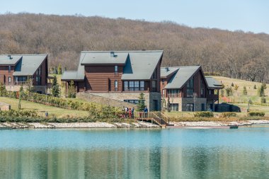 Parlak gün su yakınında modern ev