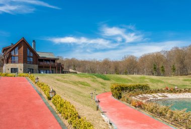 Modern parlak yaz günü evde