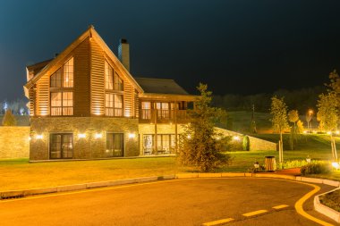 Akşam saatlerinde güzel modern ev