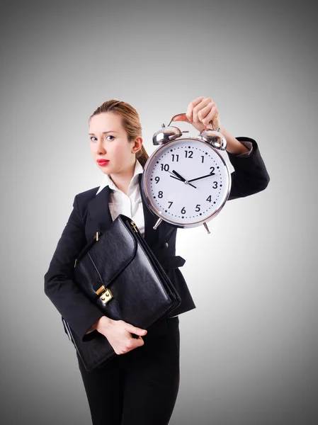 Mujer mujer de negocios con reloj gigante — Foto de Stock