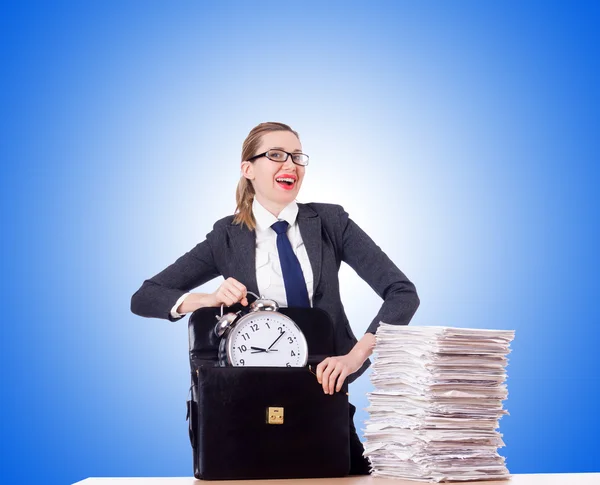 Femme d'affaires avec horloge et papiers — Photo