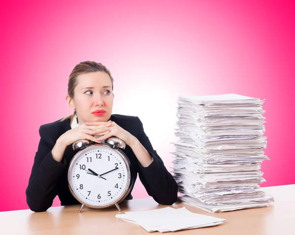 Vrouw zakenvrouw met klok en papieren — Stockfoto