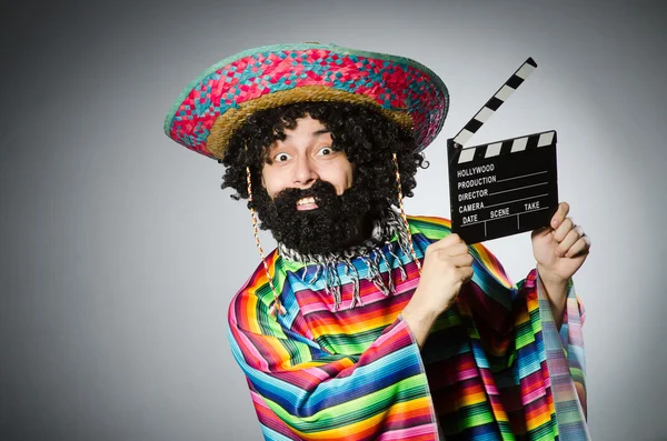 Drôles poilu mexicain avec film clapper — Photo