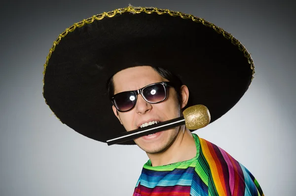 Zabawny śpiew meksykański w karaoke na szarym tle — Zdjęcie stockowe