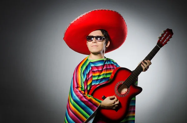 Mexicano engraçado tocando na guitarra isolada no cinza — Fotografia de Stock