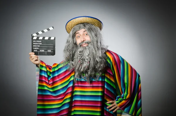 Lustige haarige Mexikaner mit Filmklapper — Stockfoto