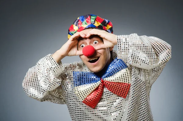 Grappige clown tegen achtergrond — Stockfoto