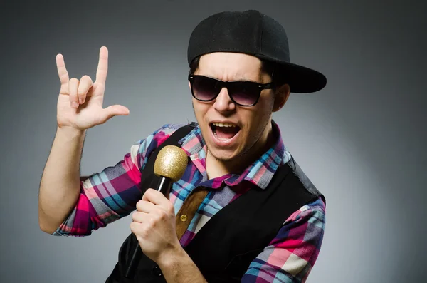 Rolig människa sjunga i karaoke — Stockfoto