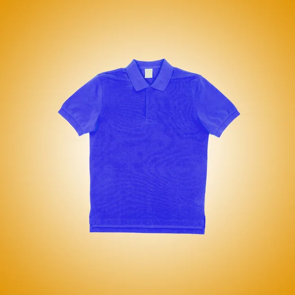 Camiseta masculina aislada contra el gradiente —  Fotos de Stock