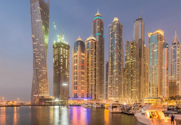Rascacielos altos en el distrito de Marina, Dubai en los Emiratos Árabes Unidos — Foto de Stock