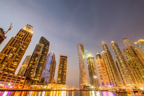 Dubai Marina rascacielos durante las horas nocturnas —  Fotos de Stock