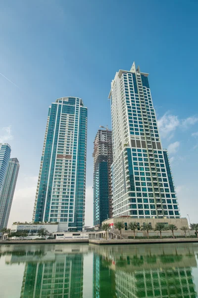 Hohe Wolkenkratzer in Dubai in Wassernähe — Stockfoto