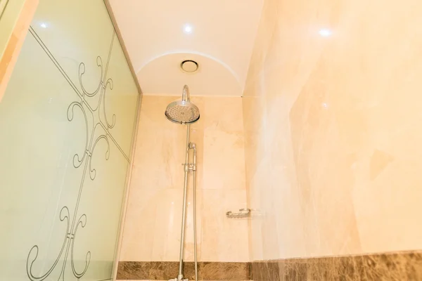 Moderno baño interior con bañera — Foto de Stock
