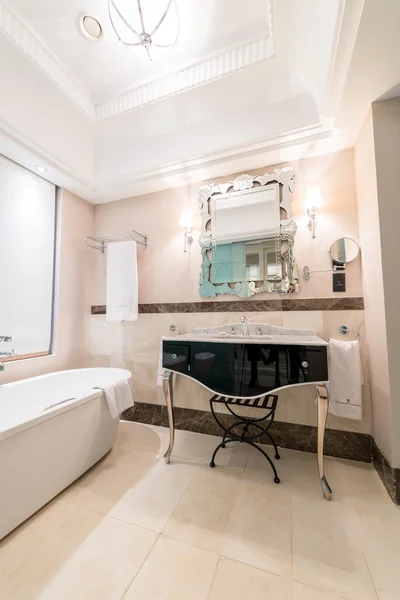 Moderno baño interior con bañera — Foto de Stock