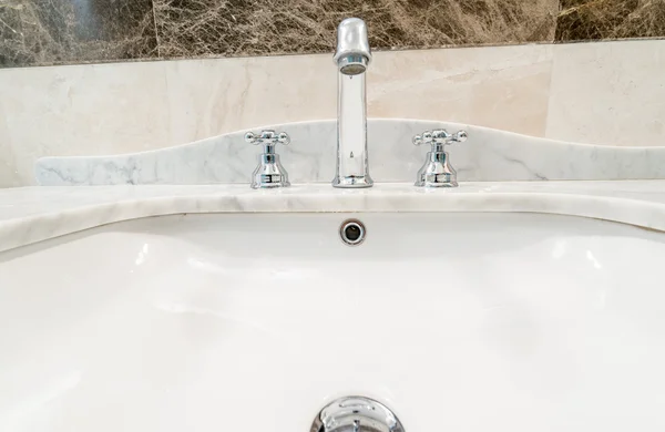 Modernes elegantes Waschbecken im Badezimmer — Stockfoto