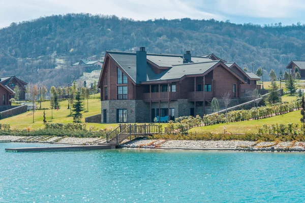 Casa moderna vicino all'acqua il giorno luminoso — Foto Stock