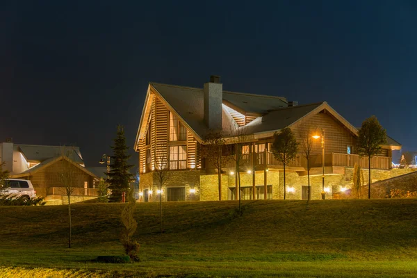 Casa moderna agradável durante as horas da noite — Fotografia de Stock