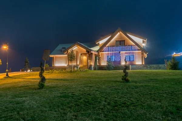 Trevligt modernt hus under kvällstimmarna — Stockfoto