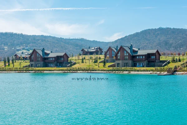 Casa moderna vicino all'acqua il giorno luminoso — Foto Stock