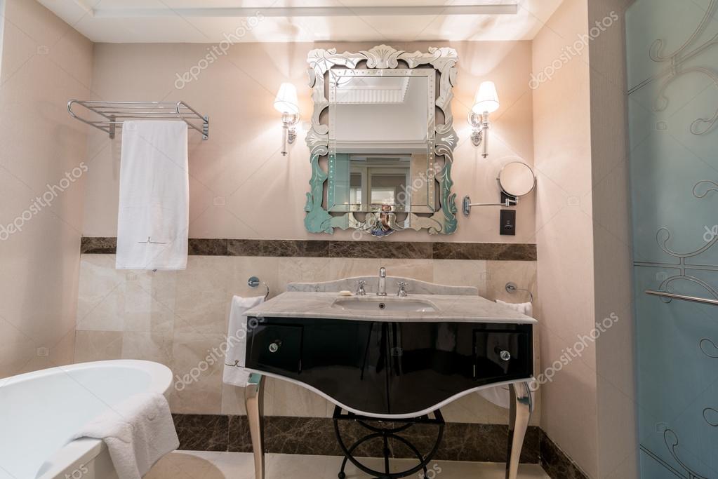 Interno Del Bagno Moderno Con Vasca Da Bagno Foto Stock C Elnur