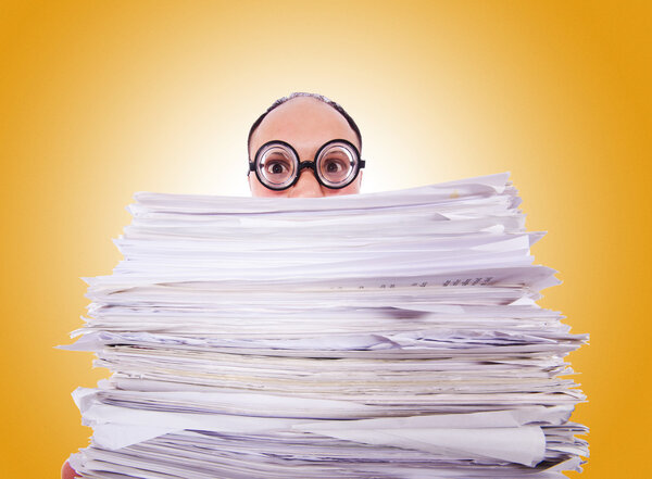 Смешной человек с большим количеством папок против градиента
