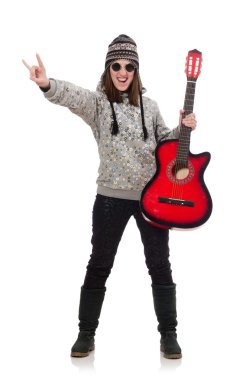 Gitarı elinde tutan iyimser genç kız beyazlar içinde soyutlanmış.