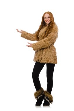 Kürk mantolu kızıl kız, beyaz tenli.