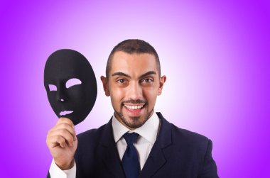 adam maskesi geçişin karşı