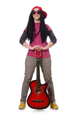 Kadın gitarist beyaz üzerine izole