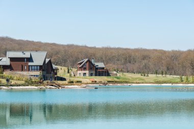 Parlak gün su yakınında modern ev