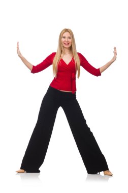 Alevli pantolonlu genç bir kadın, beyaz tenli.