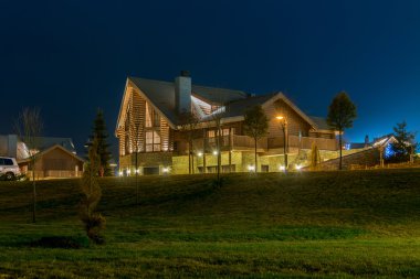 Akşam saatlerinde güzel modern ev