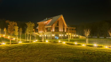Akşam saatlerinde güzel modern ev
