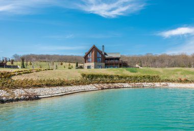 Parlak gün su yakınında modern ev