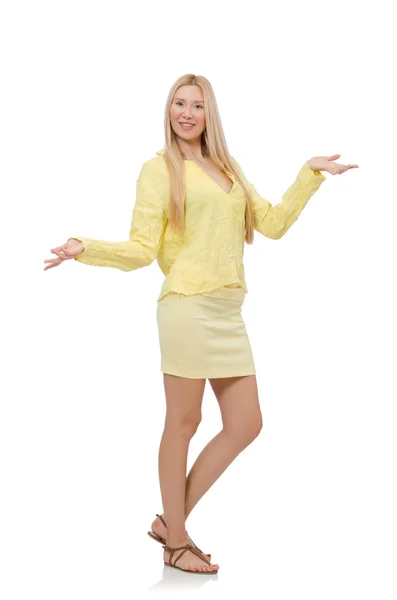 Красивая молодая женщина в летней желтой одежде изолированы на белом — стоковое фото