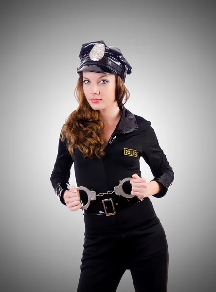 Женщина-полицейский с наручниками против градиента — стоковое фото