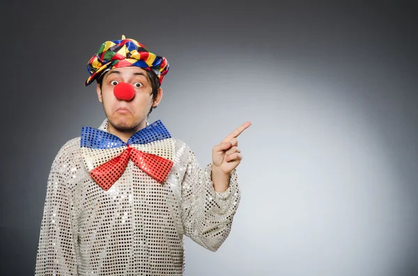 Clown divertente contro sfondo scuro — Foto Stock